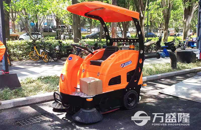 金洁驾驶式扫地机实拍图片